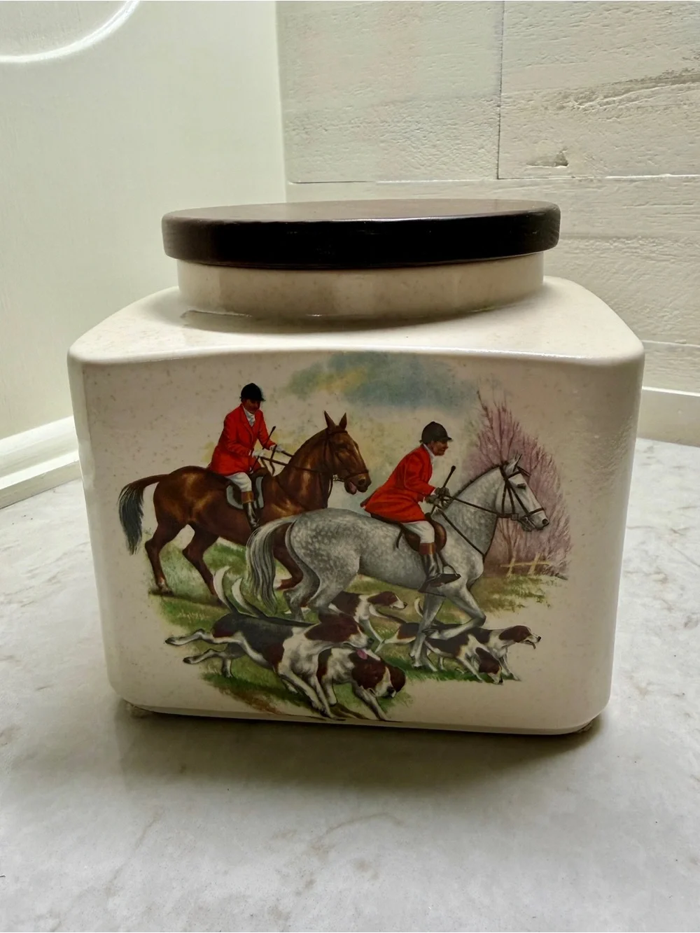 VINTAGE, HYALYN POTTERY CANNISTER WITH WOODEN LID.